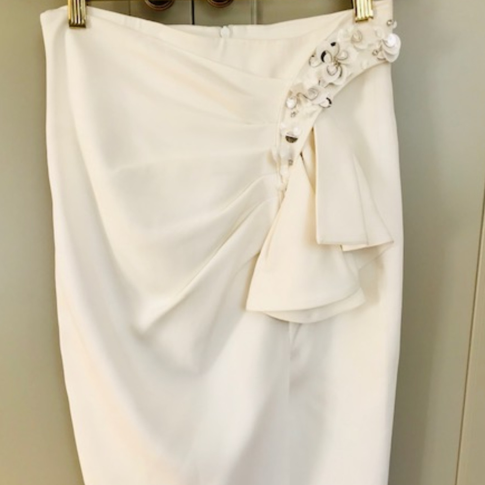 NWOT Gizia Stone/Squine Ruffled Sash Ecru Skirt